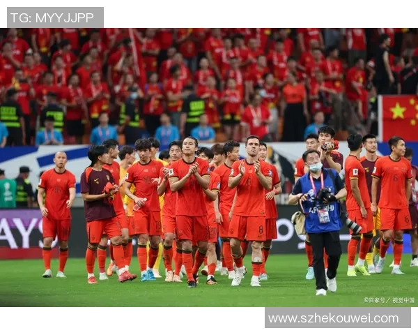 激情四溢的足球场上展开激烈对决足球赛为梦想与荣耀而战